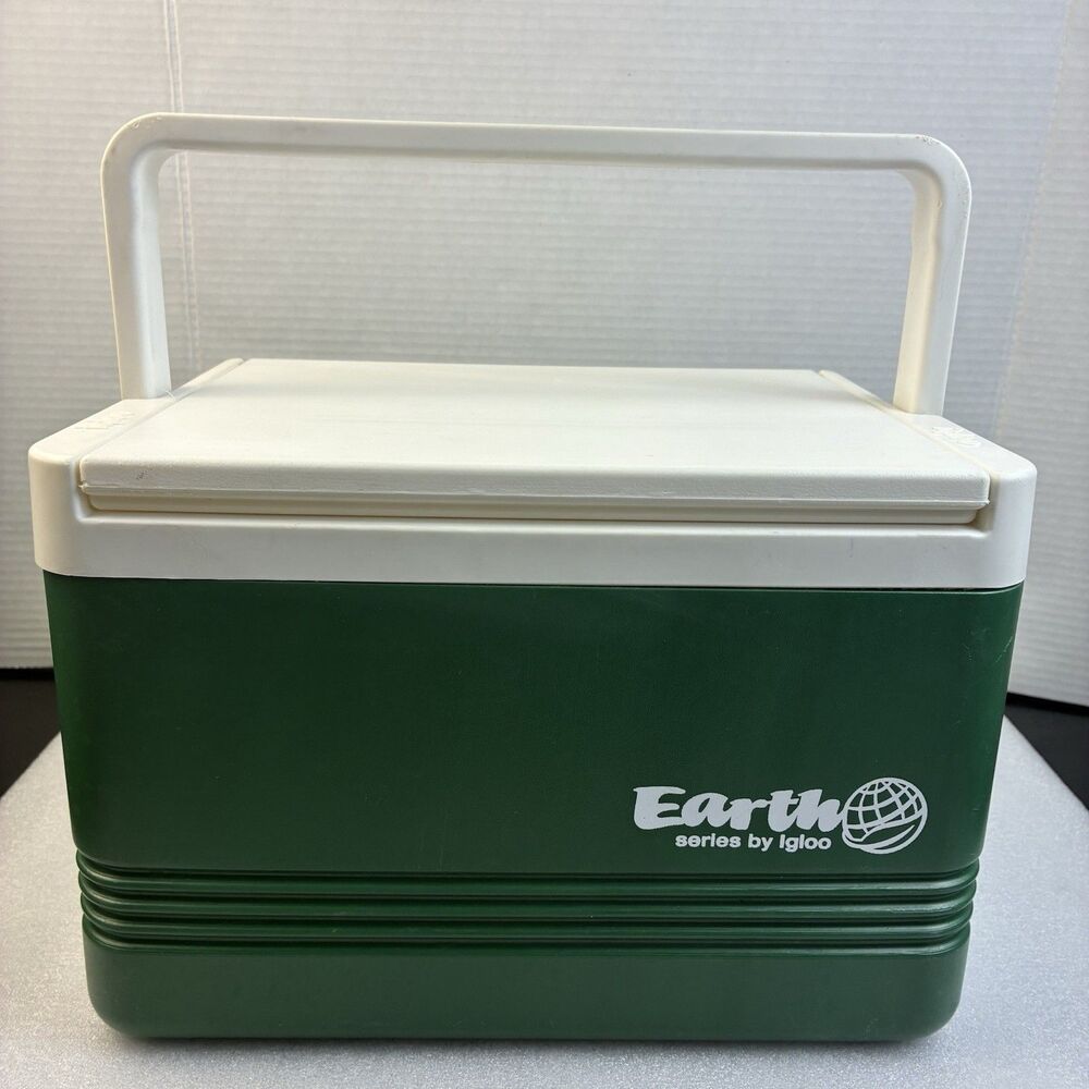 Igloo Earth Series Green White Cooler 9 quarts 2008 Made with Reclaimed Material